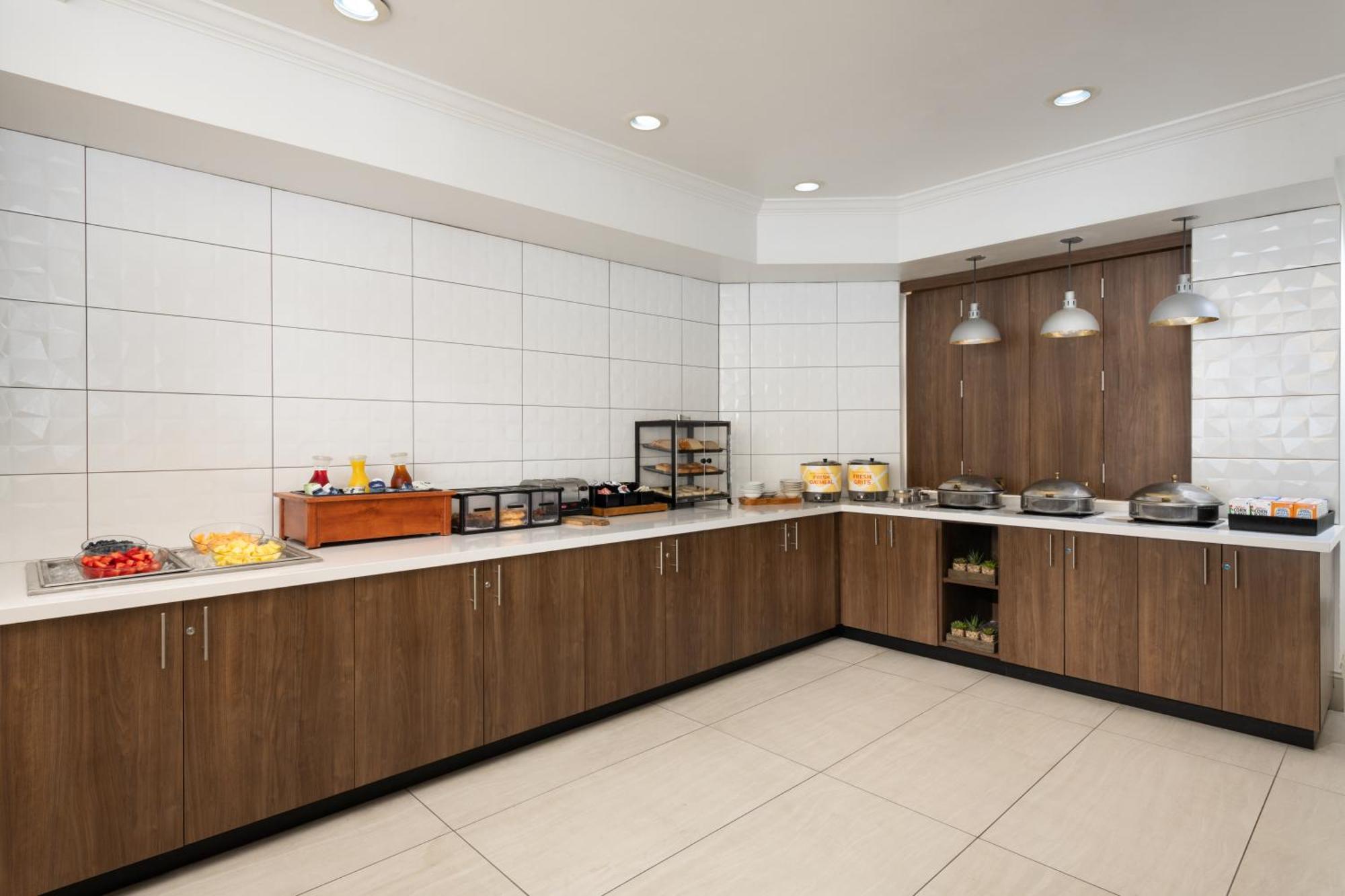 Hilton Garden Inn Tallahassee Bagian luar foto